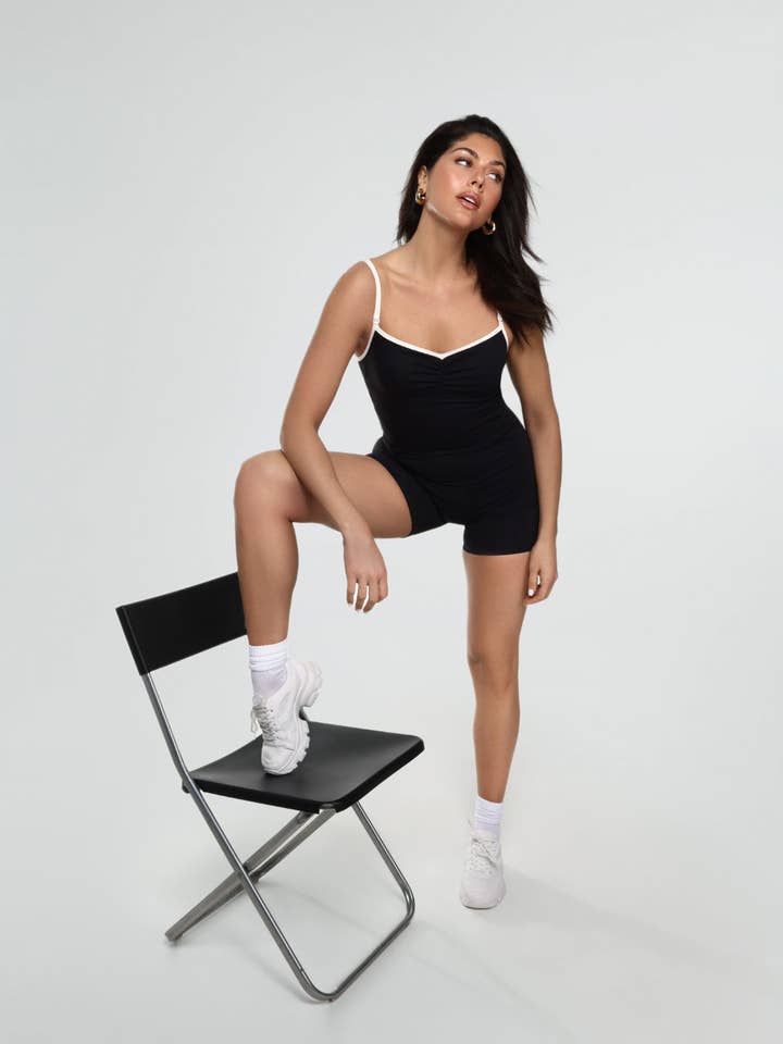 THE BALLET SCRUNCH SHORTS ONSIE / BLACK-CRÈME for wholesale by LO+JAYNE