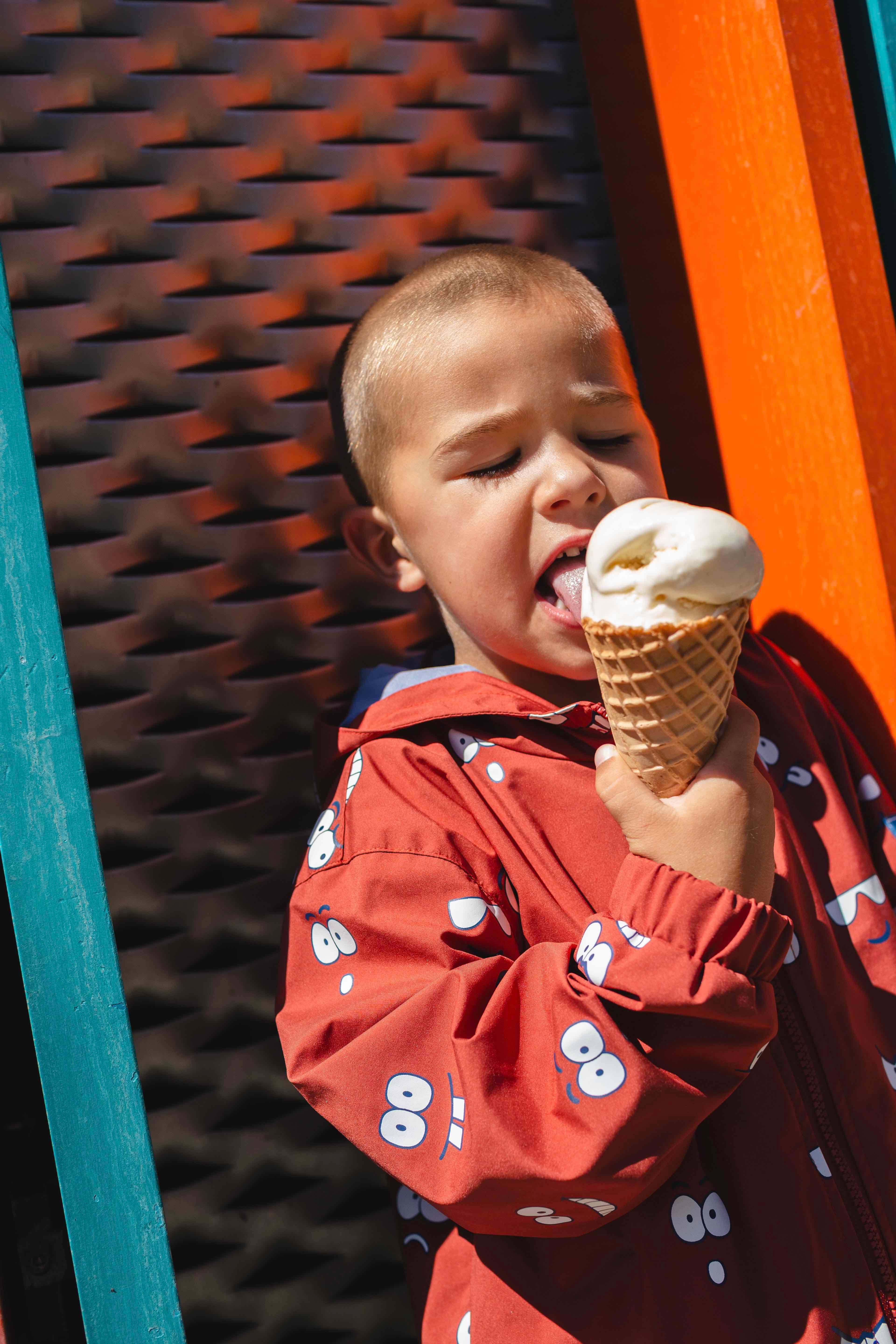 Holly and Beau – wholesale Raincoat – Kids – Red Eyes and Faces Color Changing Raincoat1