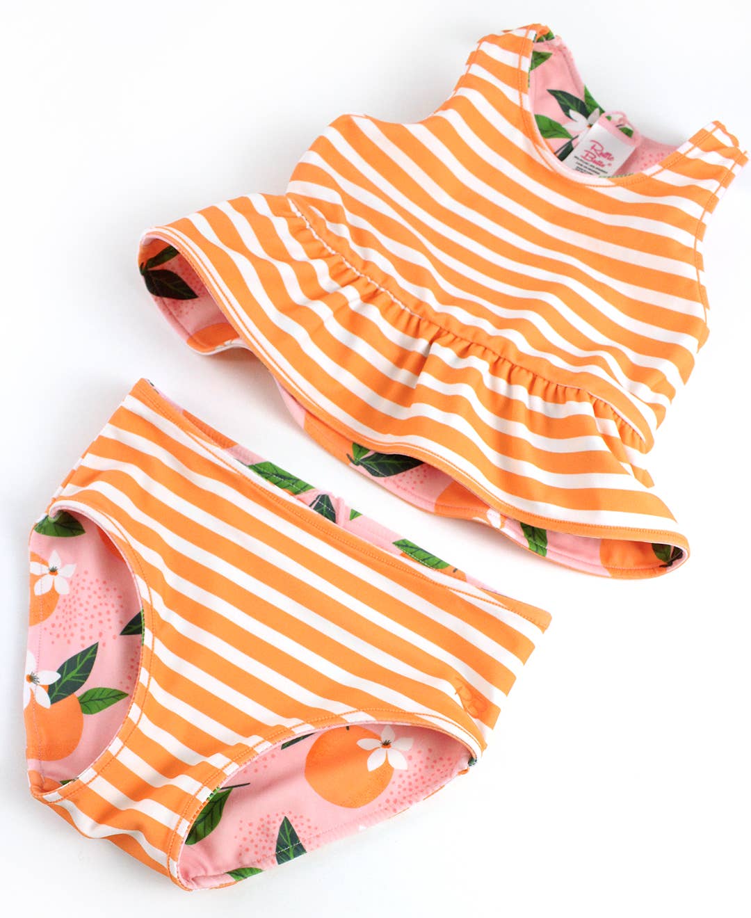 Rosa Conjunto de bañador de dos piezas con peplum reversible "Orange You The Sweetest" para niñas. de venta al por mayor en Faire10