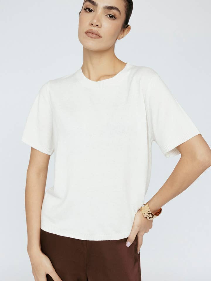 T-shirt in misto cashmere avorio per la vendita all'ingrosso da parte di Amanda Maria