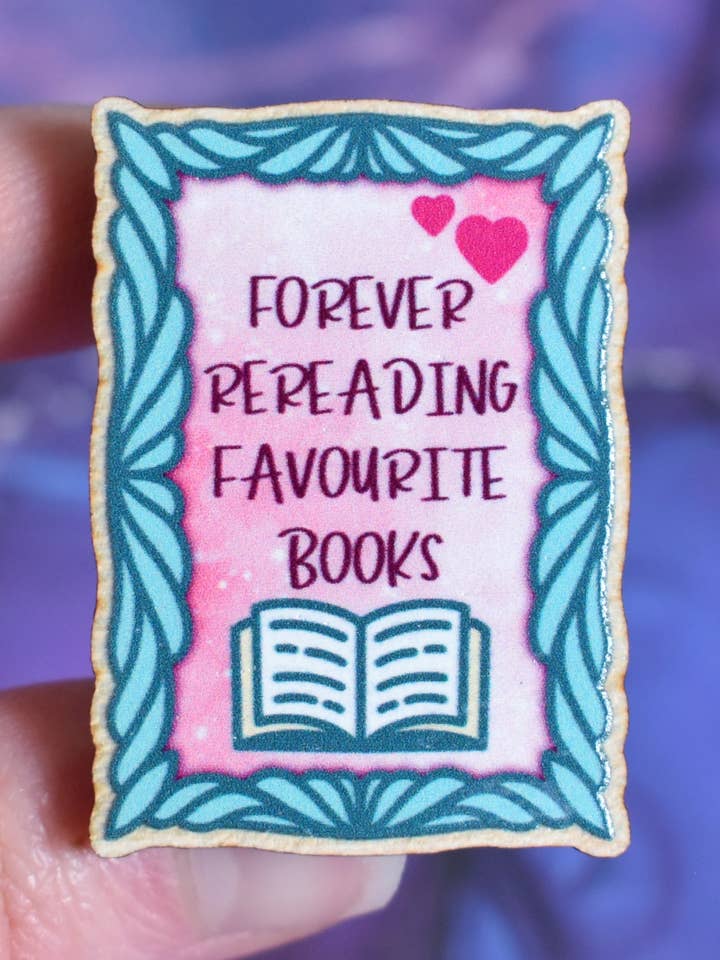 Relire éternellement ses livres préférés - Épingle en bois pour les amoureux des livres pour la vente par Felfira Moon Designs