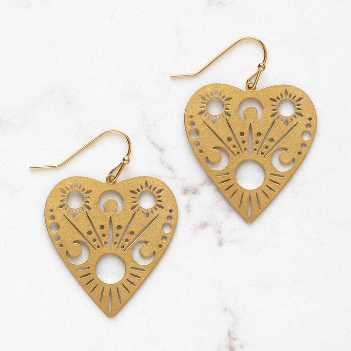 Himmlischer Mond und Stern Brass Herz Ohrringe für den Großhandel von Stitch and Stone