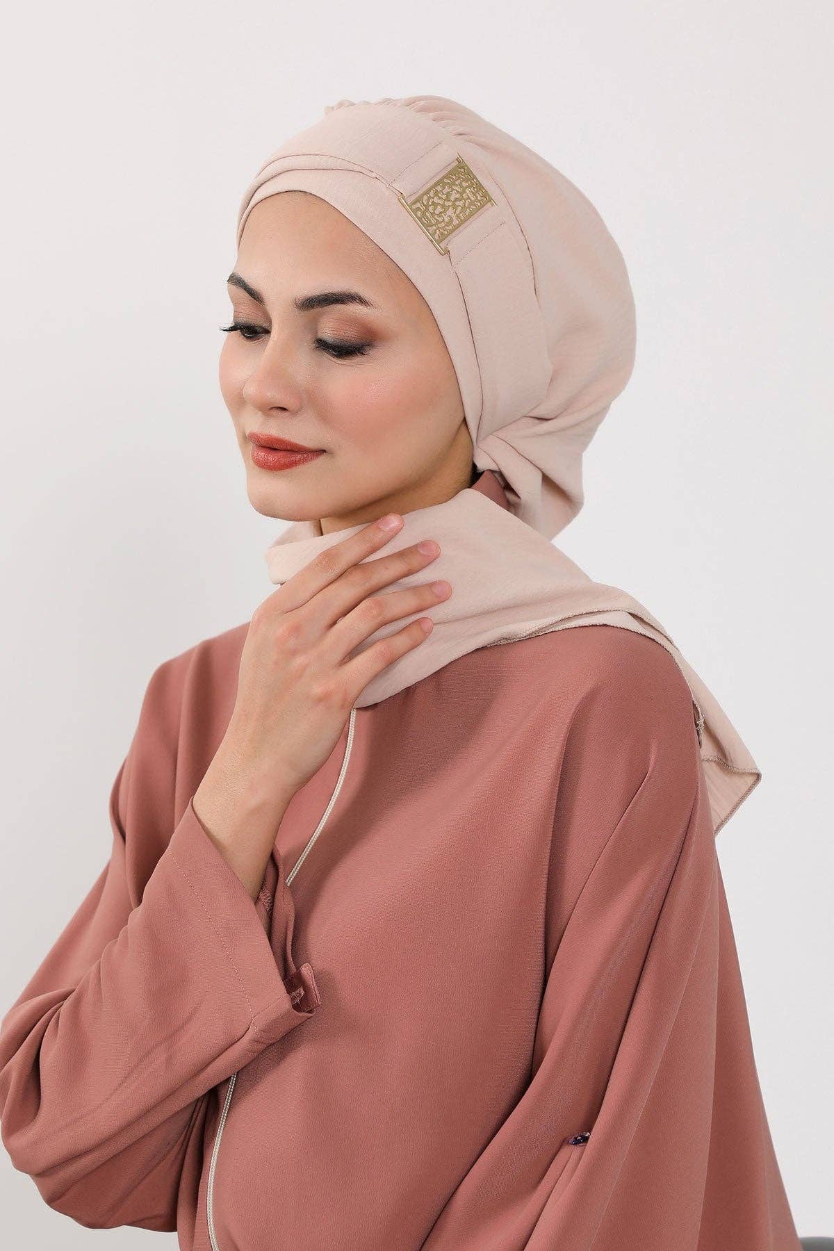 Aisha's Design – wholesale Hijab – Women’s – Modest Fashion Instant Aerobin Turban with Leopard Pattern Accessory, Pre-Tied Aerobin Hijab with Chic Metal Accessory,HT-11A45