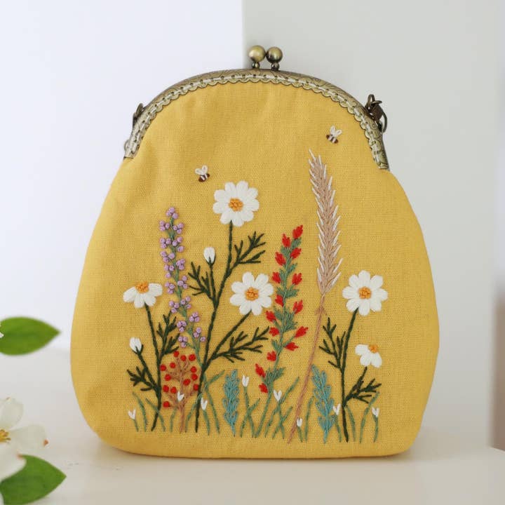 Borsetta Vintage Ricamata a Mano con Chiusura a Scatto | Borsa a Tracolla Floreale Fatta a Mano con Catena | Borsa a Tracolla Cottagecore | Regalo per Donne per la vendita all'ingrosso da parte di Finer Embroidery