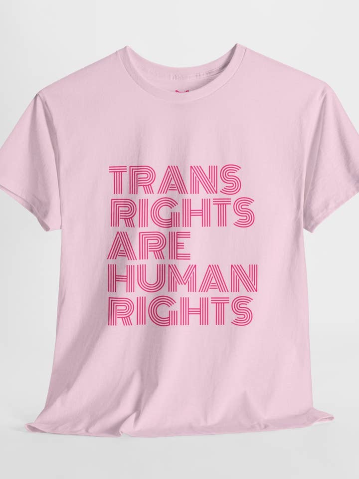 T-shirt med texten "Transrättigheter är mänskliga rättigheter" för wholesale av Kennidi Co.