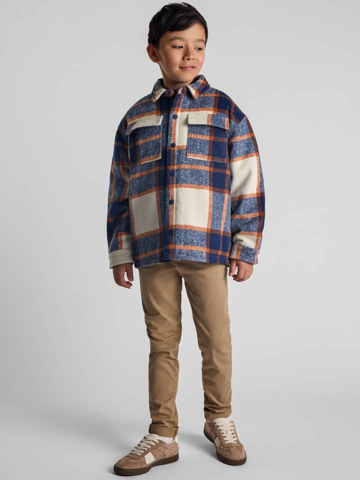 Jongens gewatteerd overhemdjack wolmix blauw geruit 2-14 jaar voor wholesale door Minoti sp. z o.o.