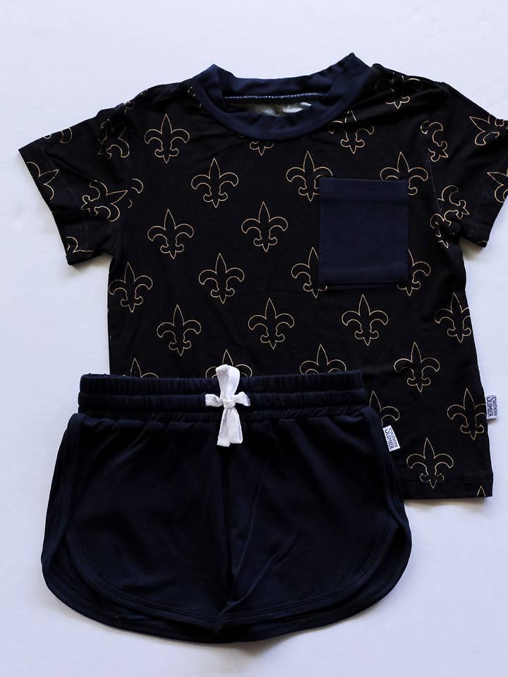 Fleur de lis Bamboo Varsity korte set - T-shirt en korte broek voor wholesale door Southern Slumber