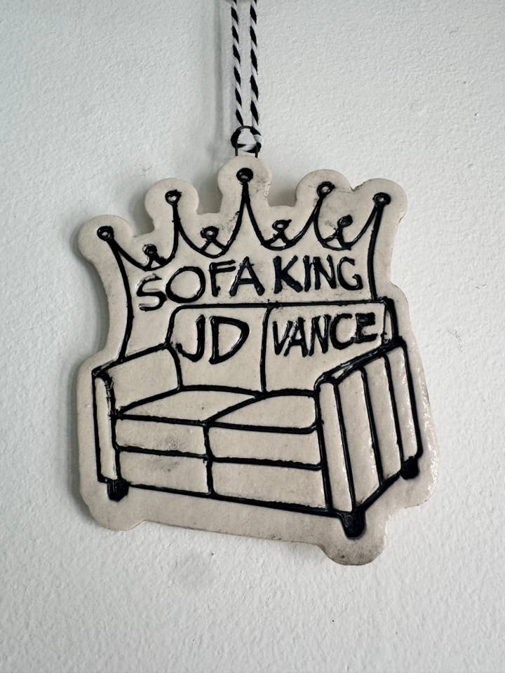 Ornamento Sofa King JD Vance per la vendita all'ingrosso da parte di Wrong World Ceramics