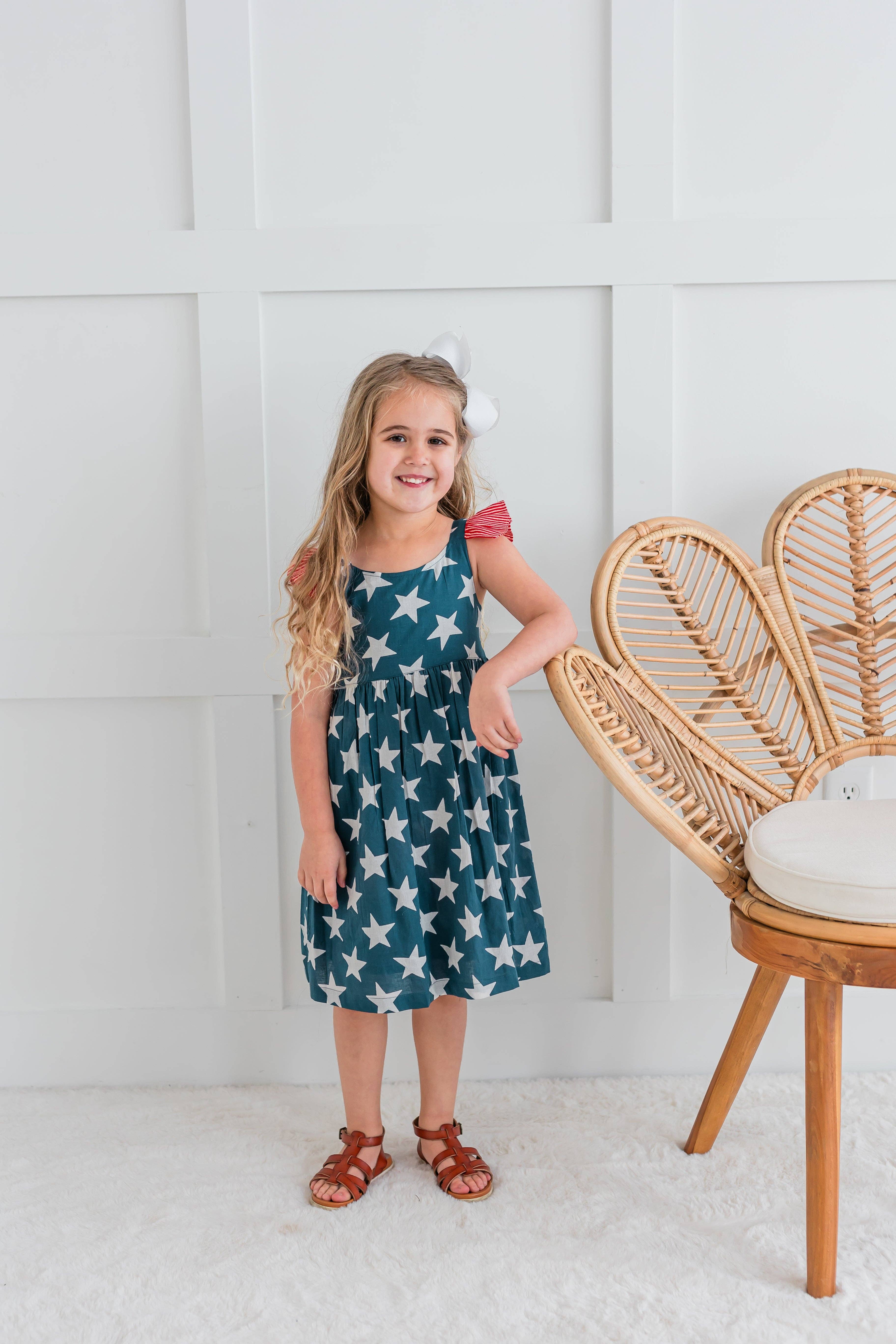 Yo Baby – Engroshandel Kjole - Børn – Kjole med flæser og rynker samt ærmer med marineblå stjernetryk5