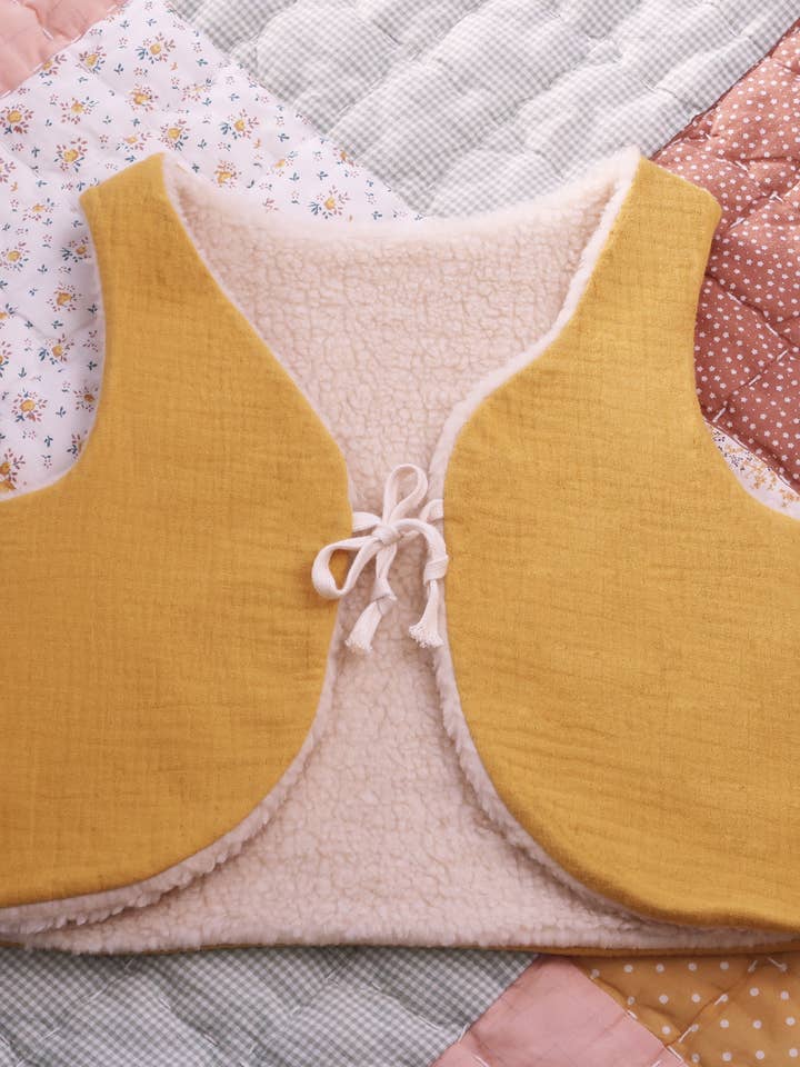 Vendbar vest Ristet Gul for engroshandel hos Ugga Slow Fashion Atelier