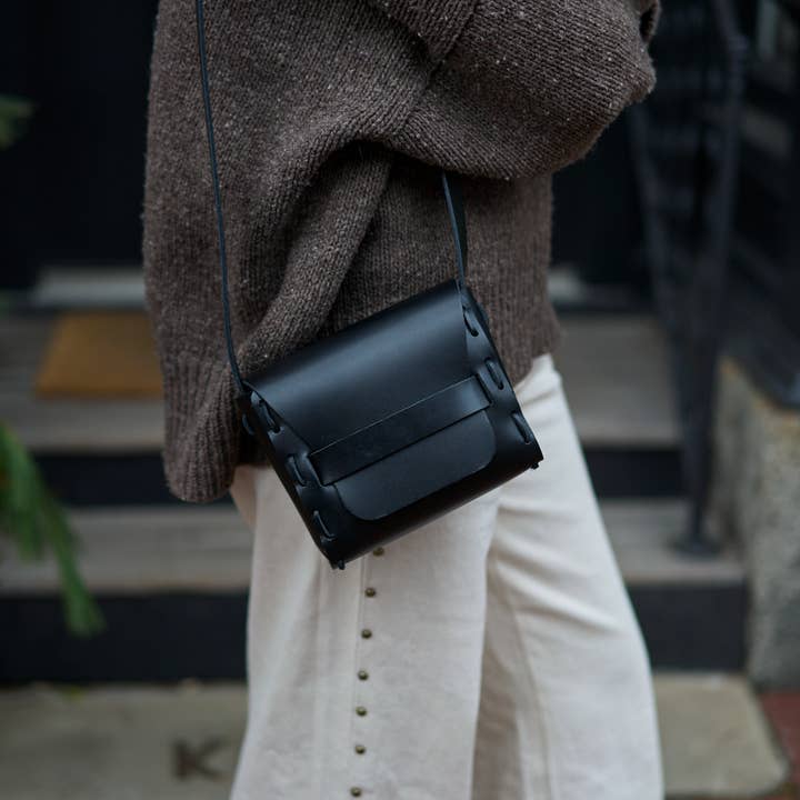 FORESTBOUND – wholesale Crossbody bag – Women's – Leather Saddle Bag in Black