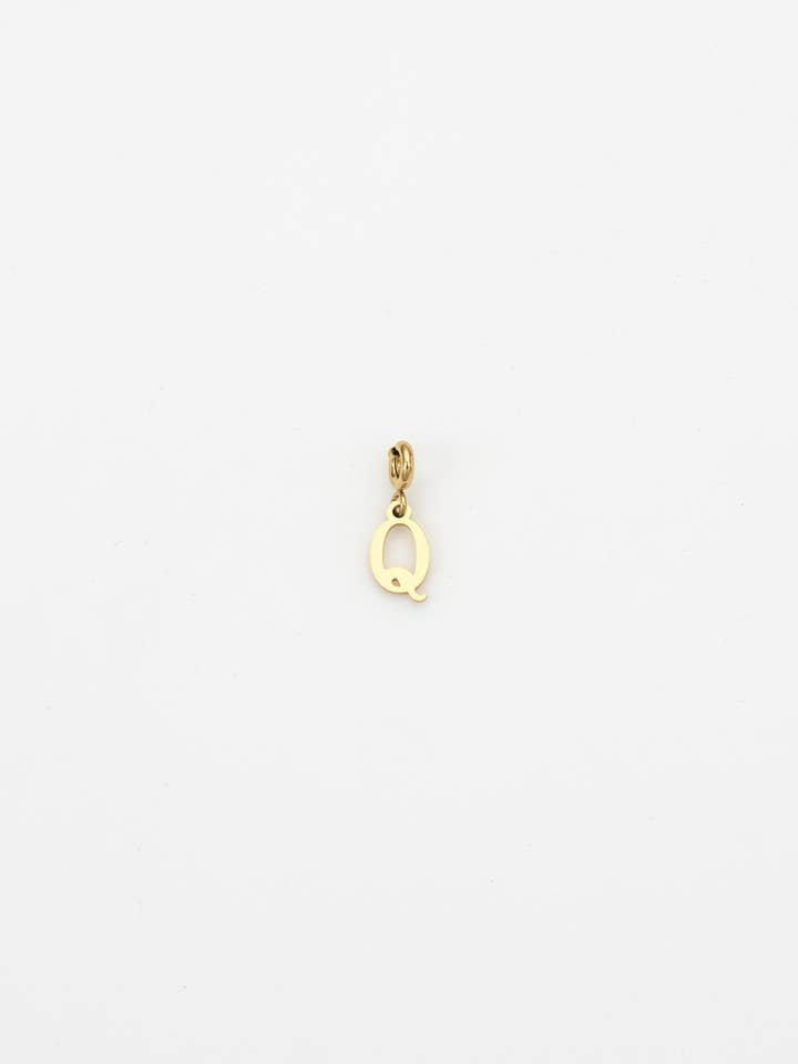 Breloque Letra Q pour la vente par VESIICA JEWELRY
