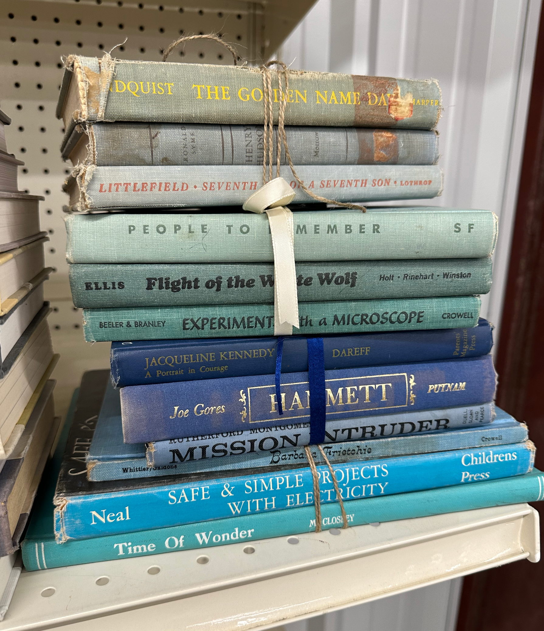 Made Market Co. - Vente Décorations de table - Lot de 3 livres vintage décoratifs - Couleurs fraîches10