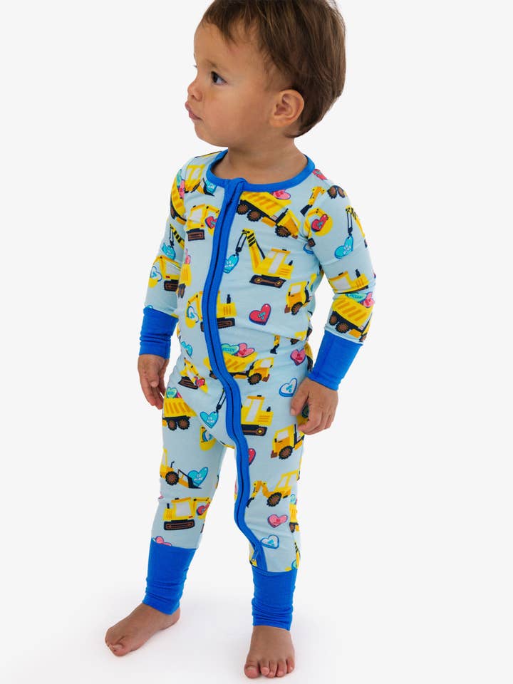 SoftSnooze™ Baby Bambu Viskos Loads of Love Omvandlingsbar Pyjamas med Fötter i Ett Stycke för wholesale av RuffleButts + RuggedButts