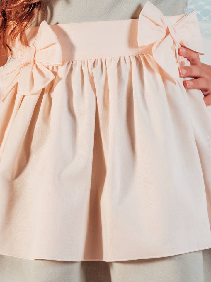 0023993 Delantal de niña liso fruncido con moñas para venta al por mayor de BABINE-ROINSAL