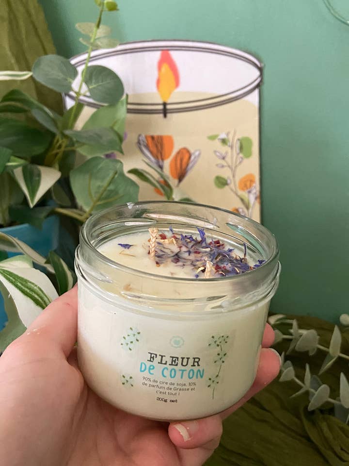 Cotton Flower Candle in Soy Wax & Flower Petals for wholesale by Lilium Blanc