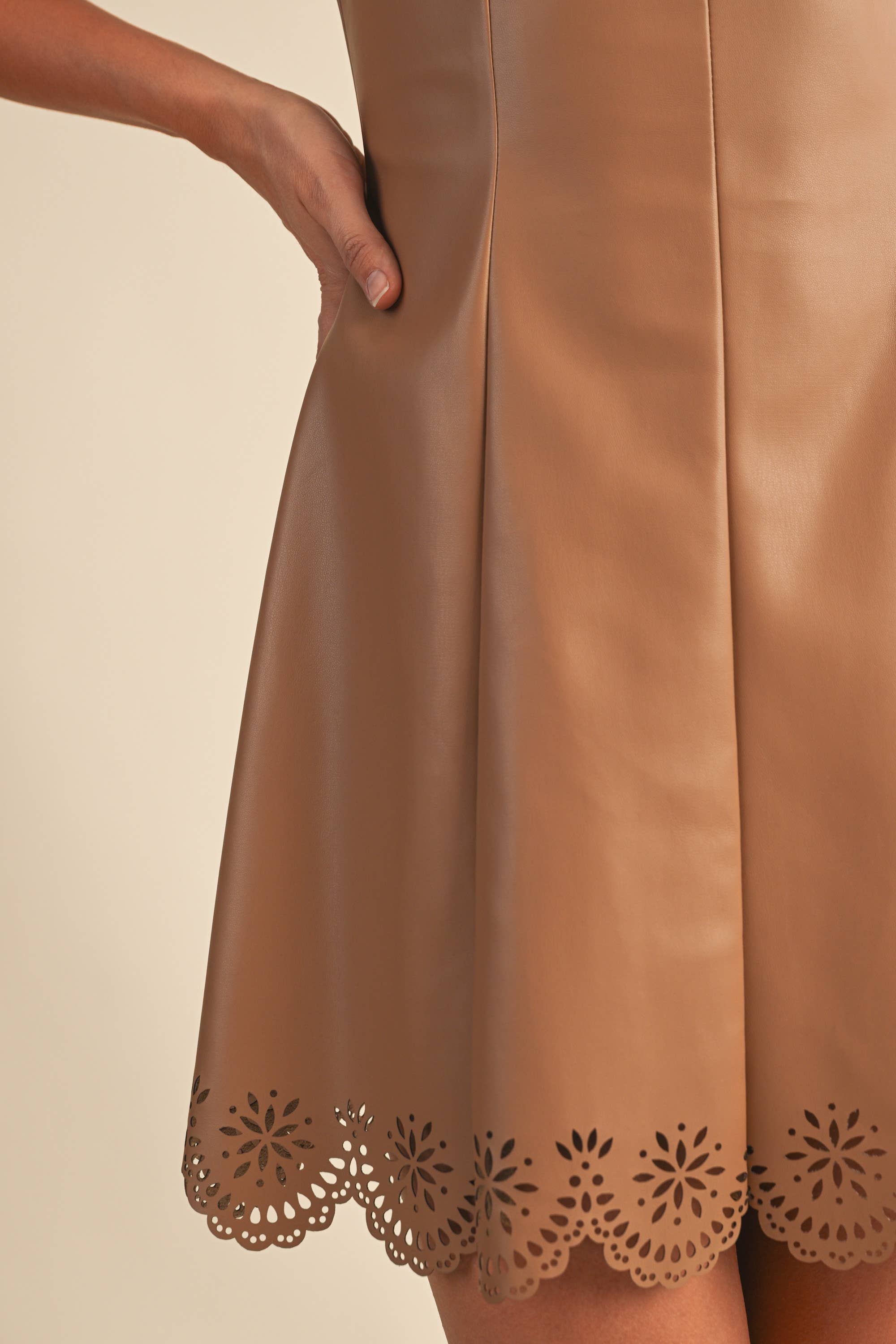 Klesis - Vente Robe – femme - ID9567 ROBE COURTE EN SIMILICUIR AVEC OURLET FESTONNÉ DÉCOUPÉ AU LASER17