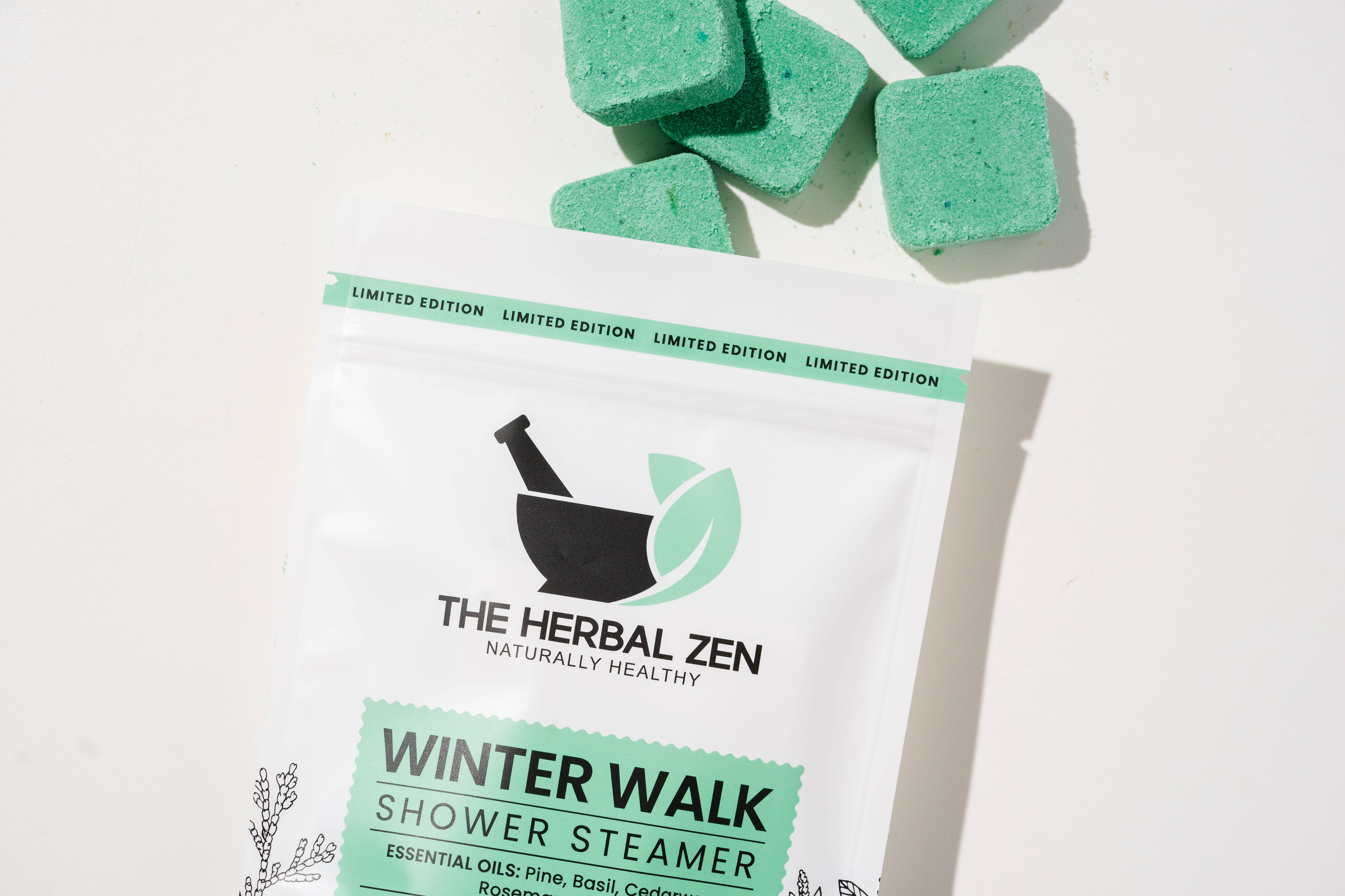 The Herbal Zen - Vente Bombe de douche/galet bien-être pour la douche - Promeneur d'Hiver Galets de Douche – Indispensable des Fêtes à Feuillage Persistant2