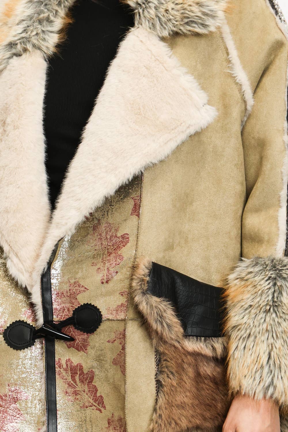 OLIVA Cappotto con Texture Lucida Decorata e Bordo in Pelliccia Sintetica PM4155 in vendita all'ingrosso su Faire5