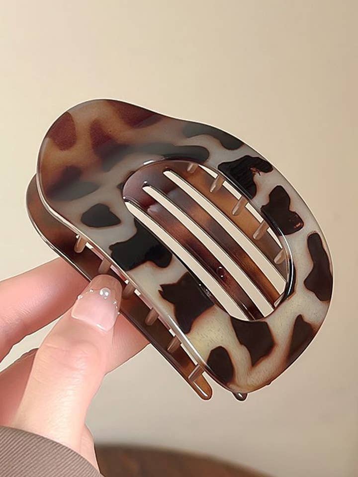 Pince à cheveux ovale en acrylique à imprimé léopard LDC pour la vente par Little Daisy Closet
