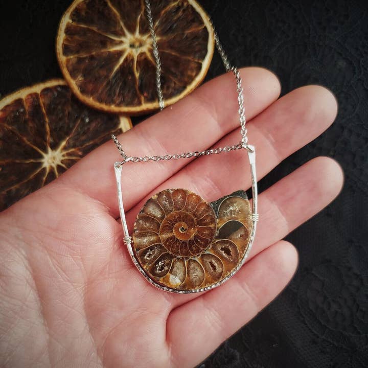 Maxi Cif Designs - Vendita all'ingrosso Collana con ciondolo/pendaglio - Collana con culla di ammonite1