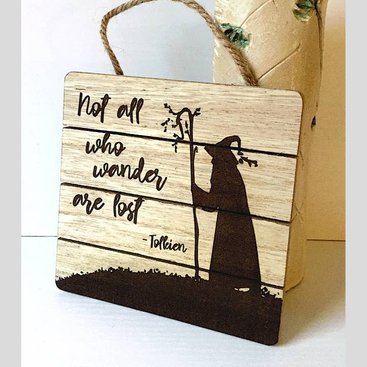 Targa da appendere in legno Wanderer per la vendita all'ingrosso da parte di Shufflewoods Ltd