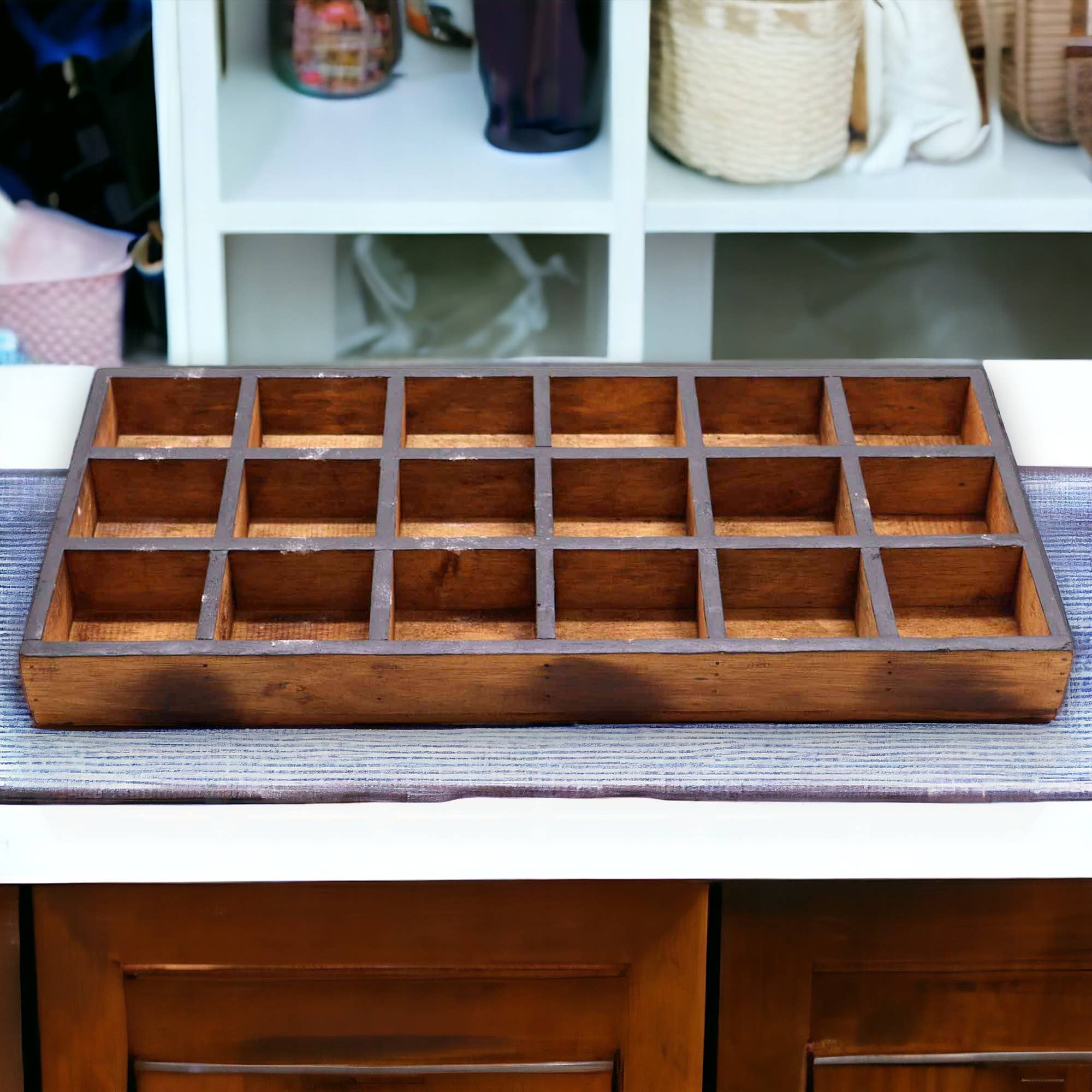 AWGifts Europe - Wholesale Retailer Display Stand/Case - Display Tray - 12 Compartments5