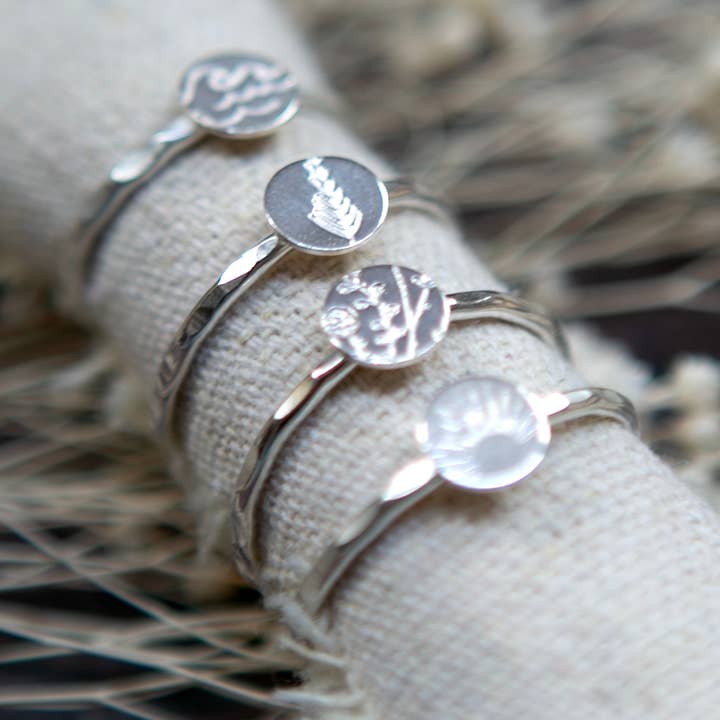 Anillos de disco natural estampados, plata de ley, anillos delicados para venta al por mayor de The Old Farmhouse Jewellery