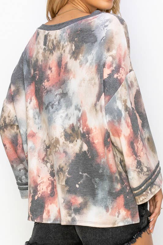 GRIGIO 10592LP405 - TOP PLUS SIZE CON SCOLLO A BARCHETTA E MANICHE A CAMPANA TIE-DYE in vendita all'ingrosso su Faire11
