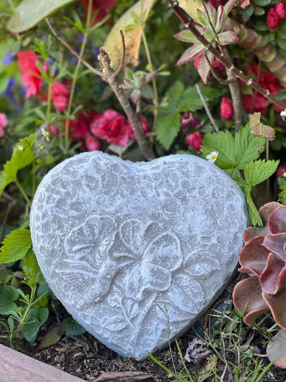 Hummingbird heart Steppingstone, 8" x 3/4" Garden Stone for wholesale by Backyard Stone Art