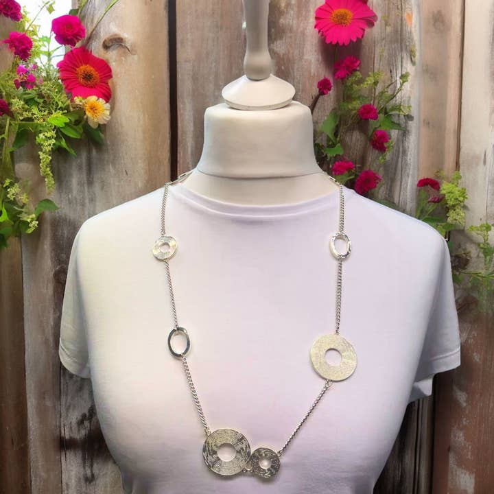 Jess & Lou – Großhandel Kette mit Anhänger/Charm – Halskette mit mehreren Anhängern mit offenem Kreis NK390S