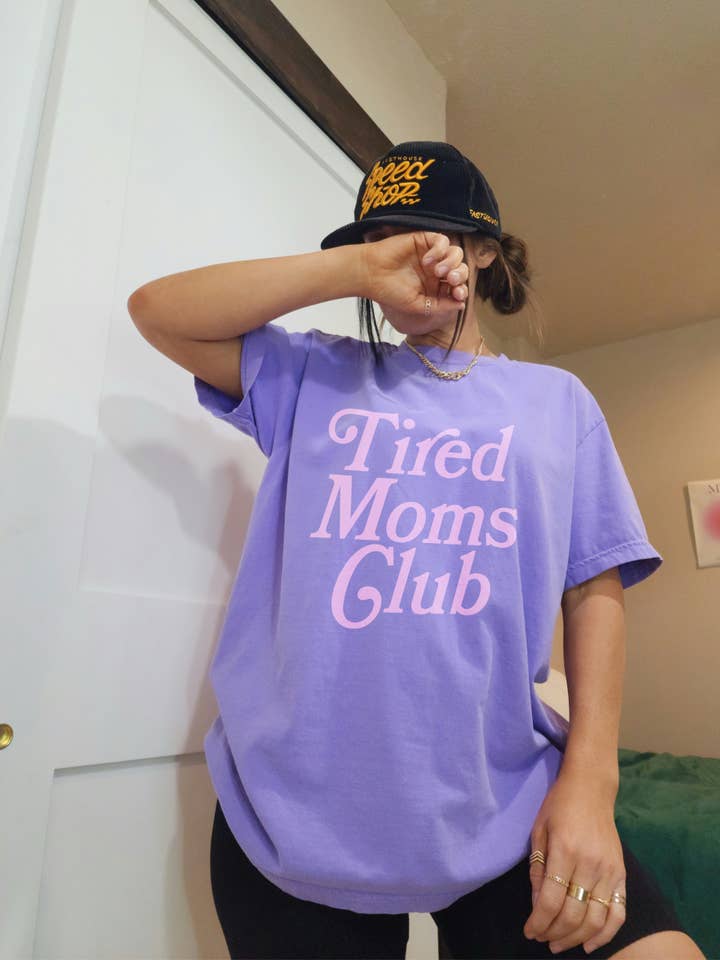 GRAFIK-T-SHIRT DER MÜDEN MÜTTER CLUB für den Großhandel von LOLA MAGNOLIA
