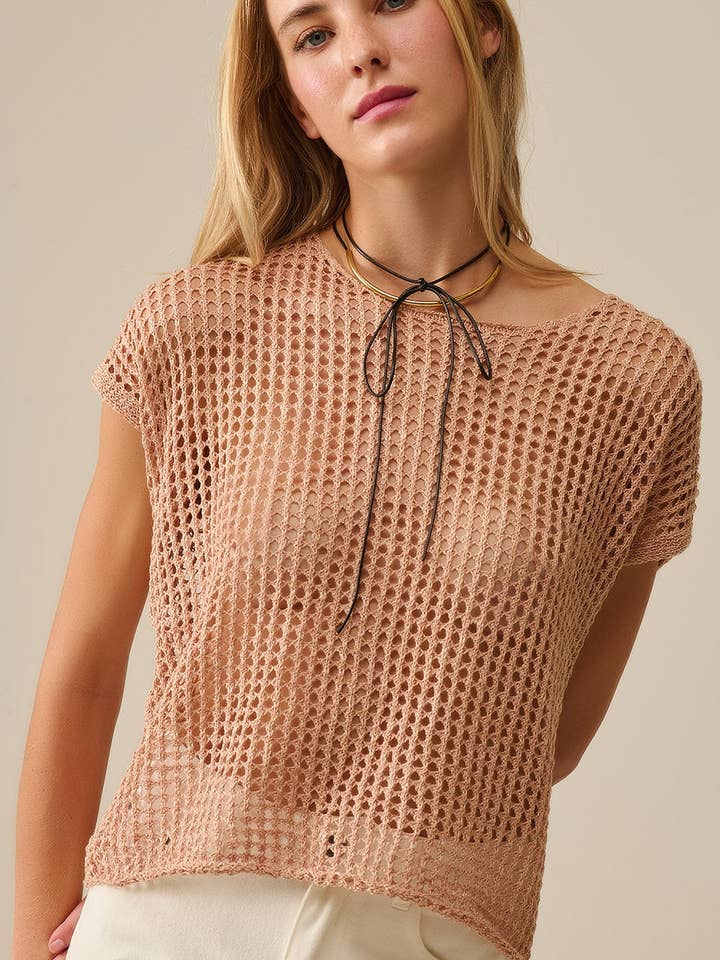 Haut à manches tombantes en tricot crochet ouvert en camel pour la vente par Q2—All Orders:Free Duties for the US,UK,and Canada