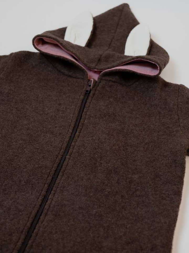 Giacca da passeggio in cervo «Brown & Rosa» pronta per la spedizione immediata - Milli Wonka per la vendita all'ingrosso da parte di Milli Wonka