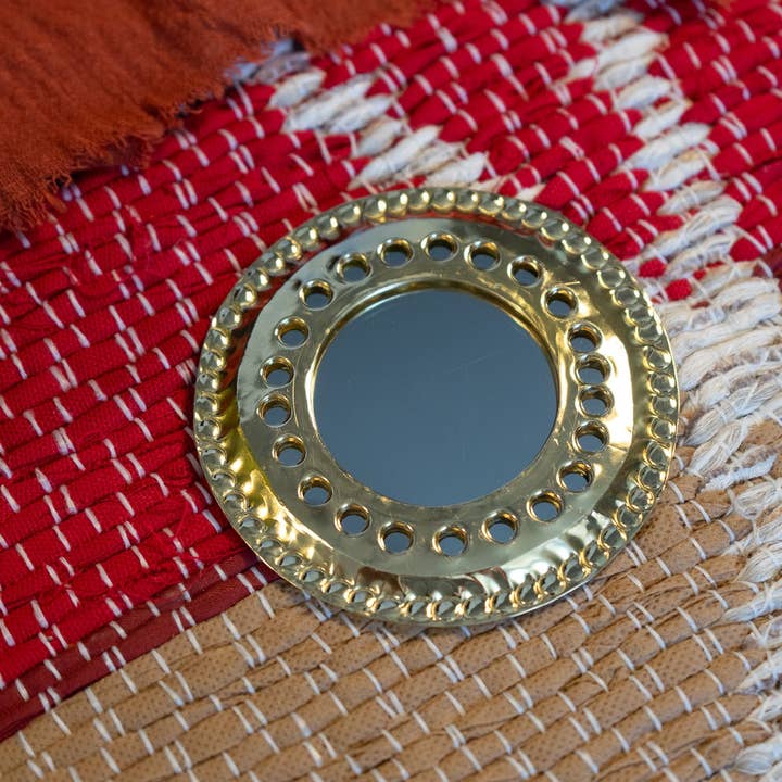 Specchio marocchino piccolo in ottone con fori tondi per la vendita all'ingrosso da parte di Mamie Bohéme