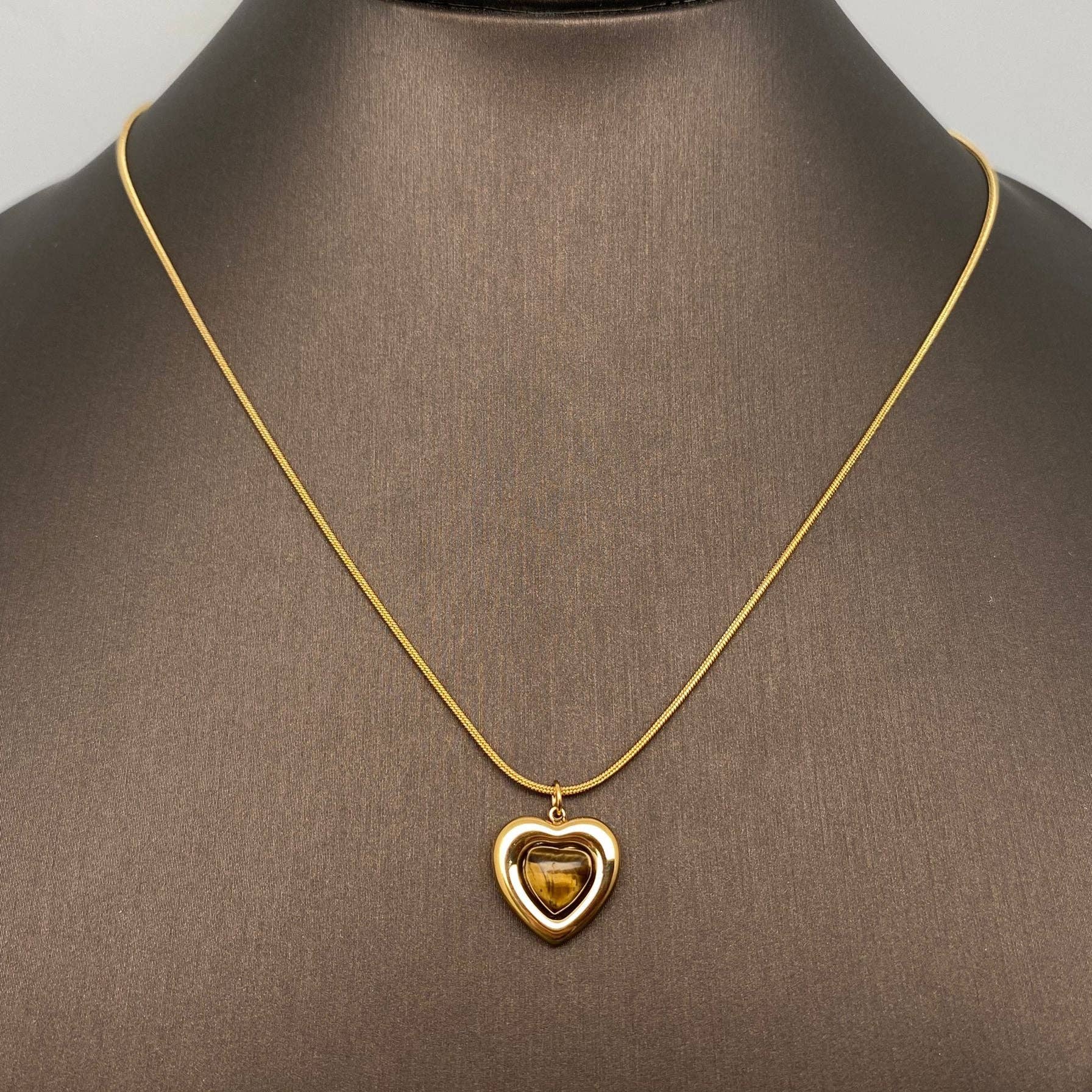 Mio Queena - Vente Colliers à pendentif - Collier en acier inoxydable doré avec breloque en forme de cœur en pierre - FGS1