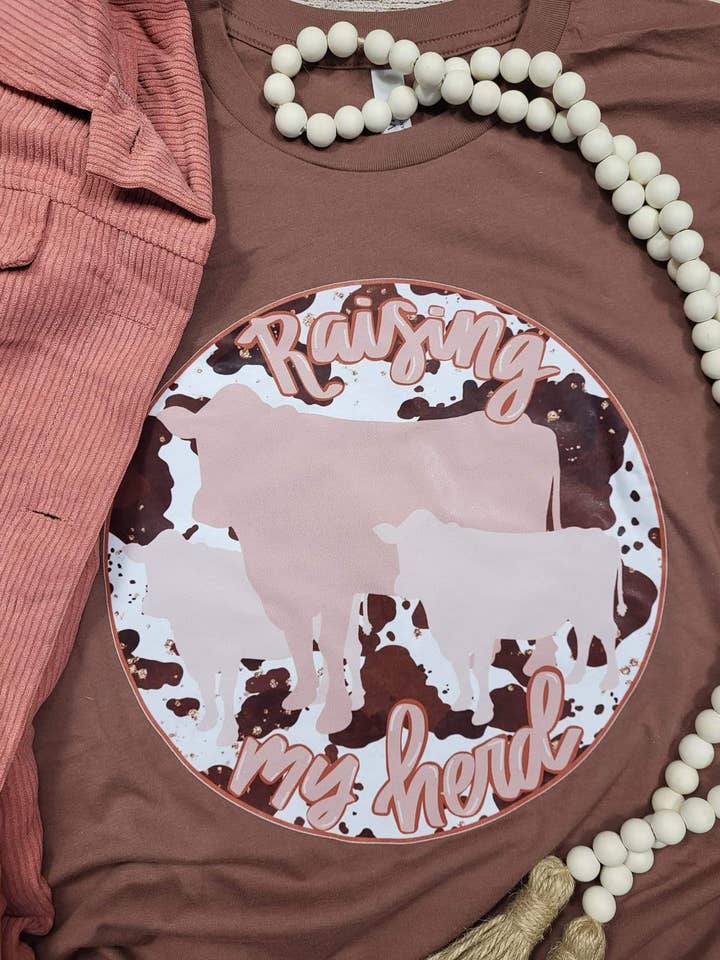 T-shirt Raising My Herd pour la vente par Wanderlust Designs Wholesale