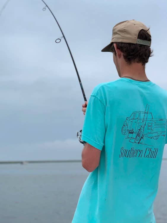 T-shirt à manches courtes avec poche Fishing Truck pour la vente par Southern Chill