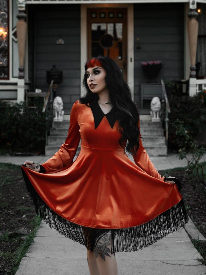 Robe hexagonale orange pour la vente par Lively Ghosts