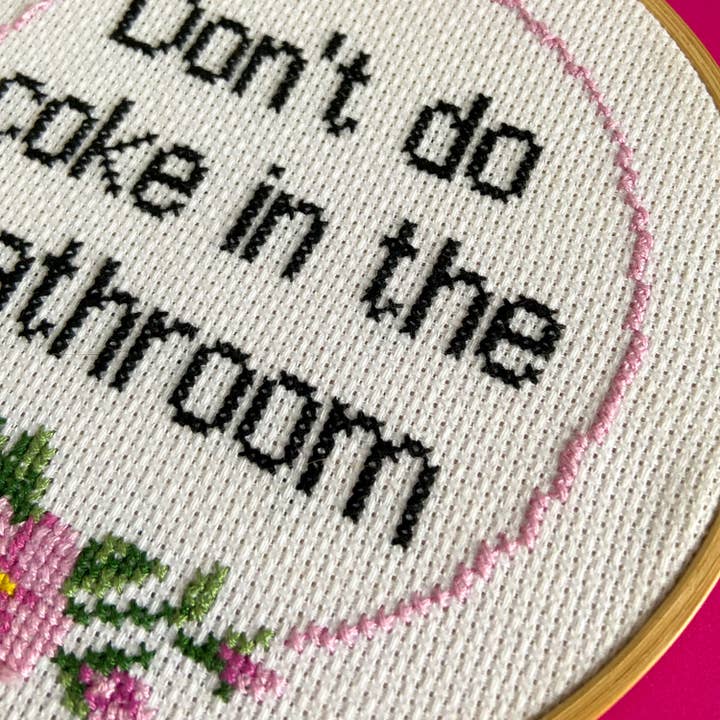 Curious Twist - Wholesale Doe-het-zelf-knutselset - Doe geen cola in de badkamer - Cross Stitch Kit2