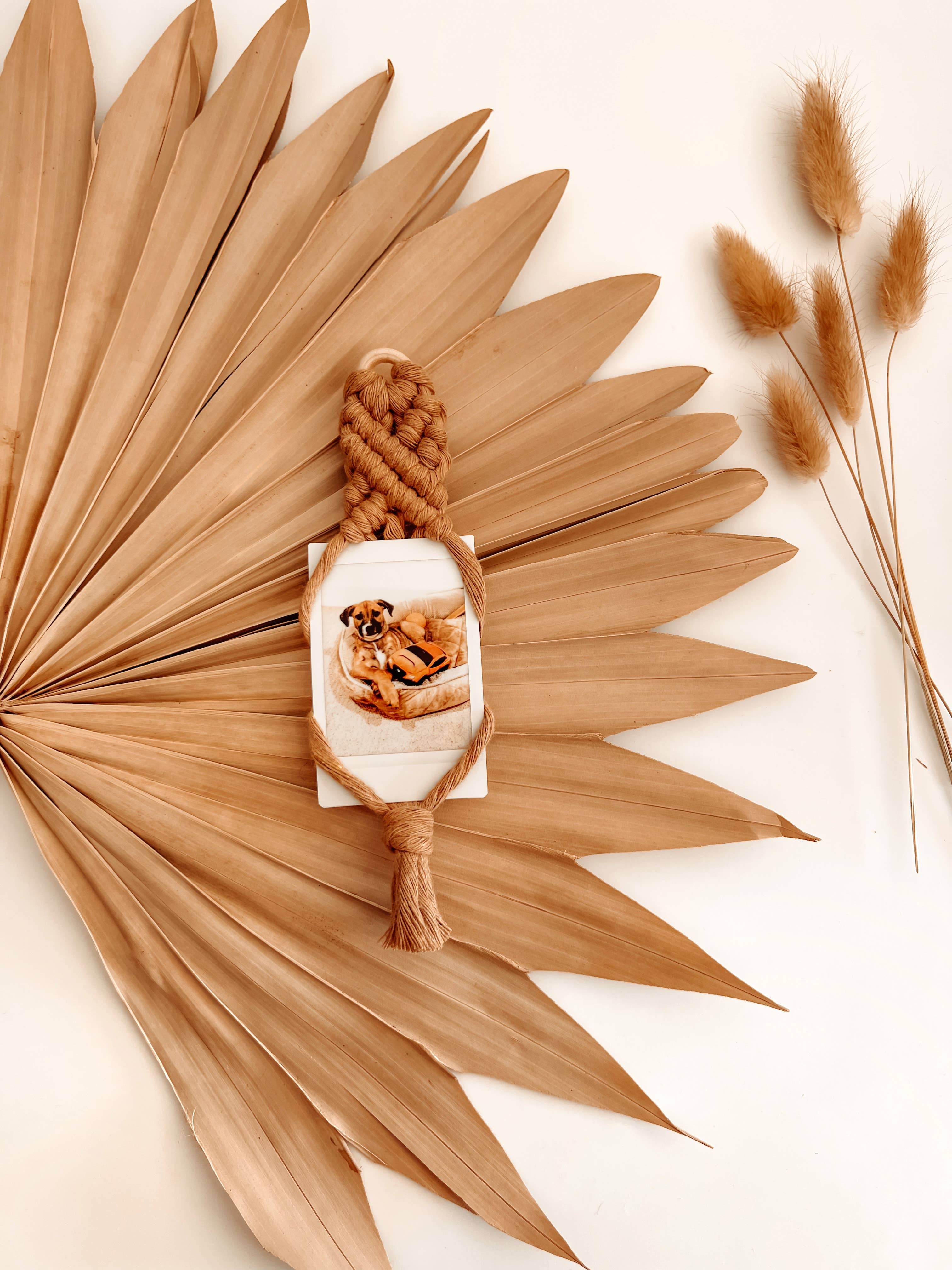 Meraki The Studio Co. - Venta al por mayor Imanes - Soporte de Polaroid de macramé | Imán colgante para fotos en la nevera6