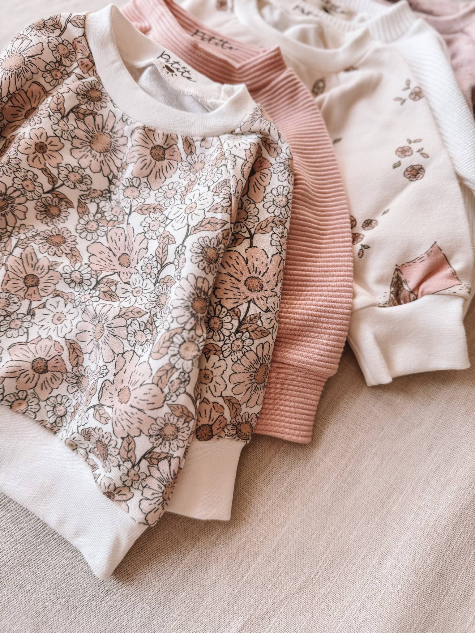 PETITE EvelinaApparel – Großhandel Strickpullover – Baby – Überraschungspaket mit Mädchensweatshirts1