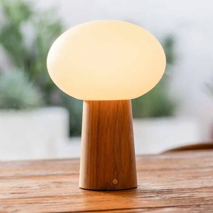 Tavellio – Großhandel Akzent-/Schreibtischleuchte – Max Hellbraune Holz-Wiederaufladbare Tischlampe mit Glas & Wiederaufladbarem Akku | Dimmbare & Vielseitige Beleuchtung0