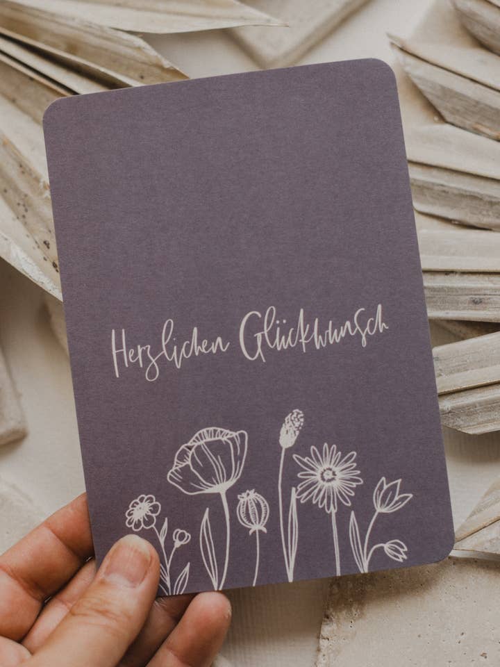 Postkarte "Herzlichen Glückwunsch" in dunklem Lila für den Großhandel von walnutandcherry
