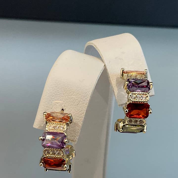 Huggie haut en couleur pour la vente par My Best Kept Jewelry