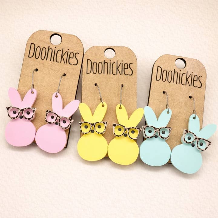 Boucles d’oreilles pendantes Nerdy Bunny pour Pâques pour la vente par Doohickies