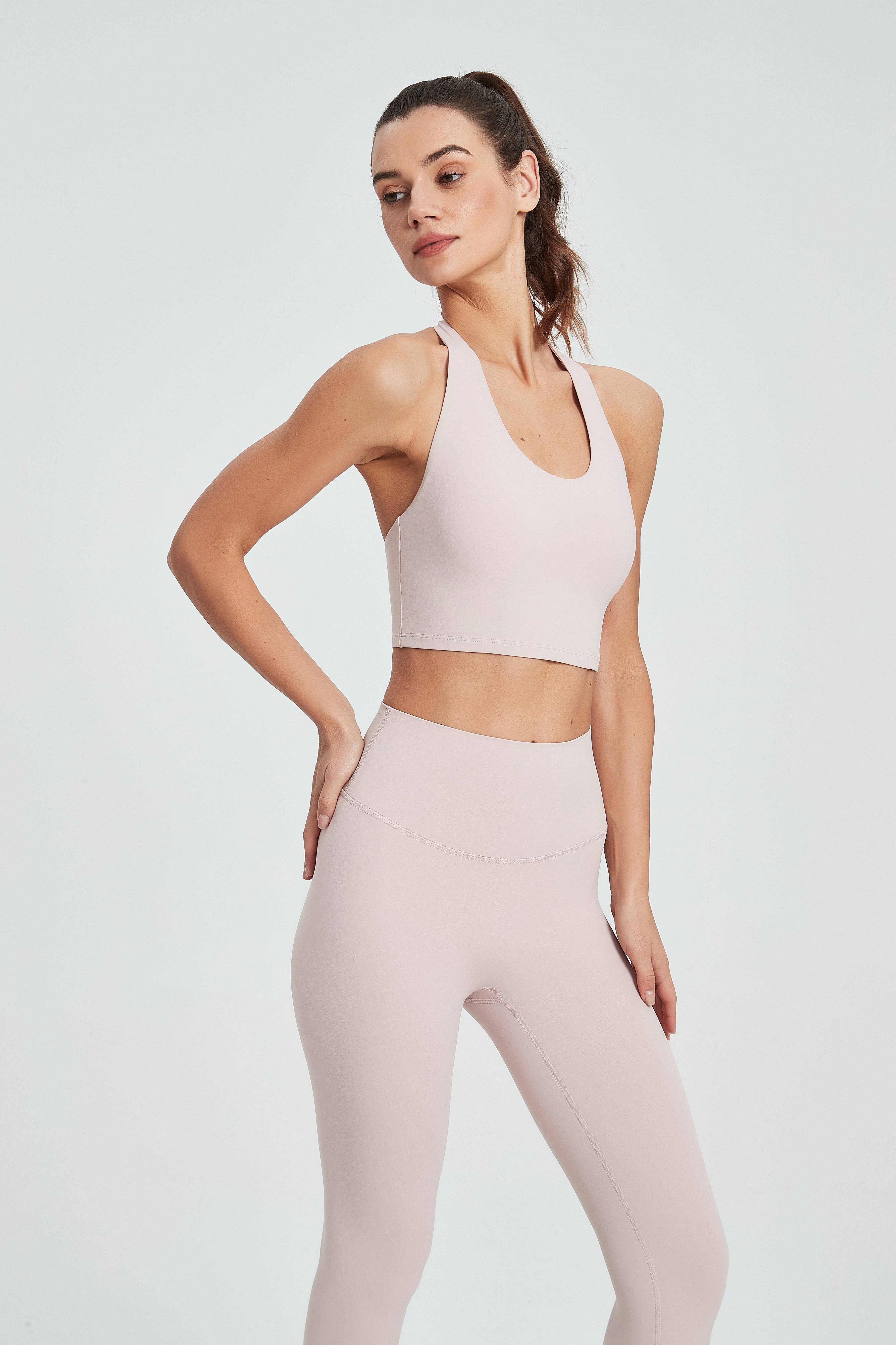 91thelabel – Großhandel Sport-BH – Damen – Daphne Lycra® Sculpt Bügel-BH mit Neckholder für Sport.