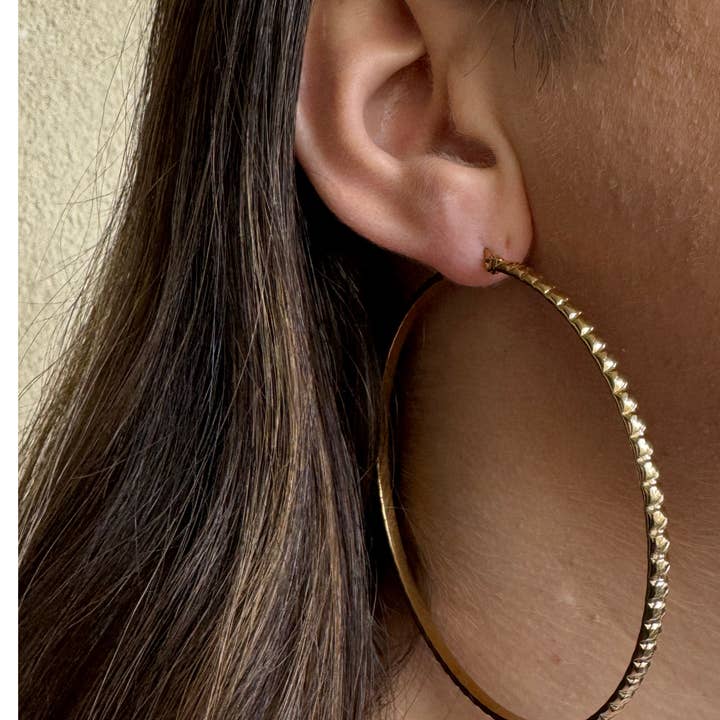 Orecchini a cerchio Camille per la vendita all'ingrosso da parte di Poudre Bijoux