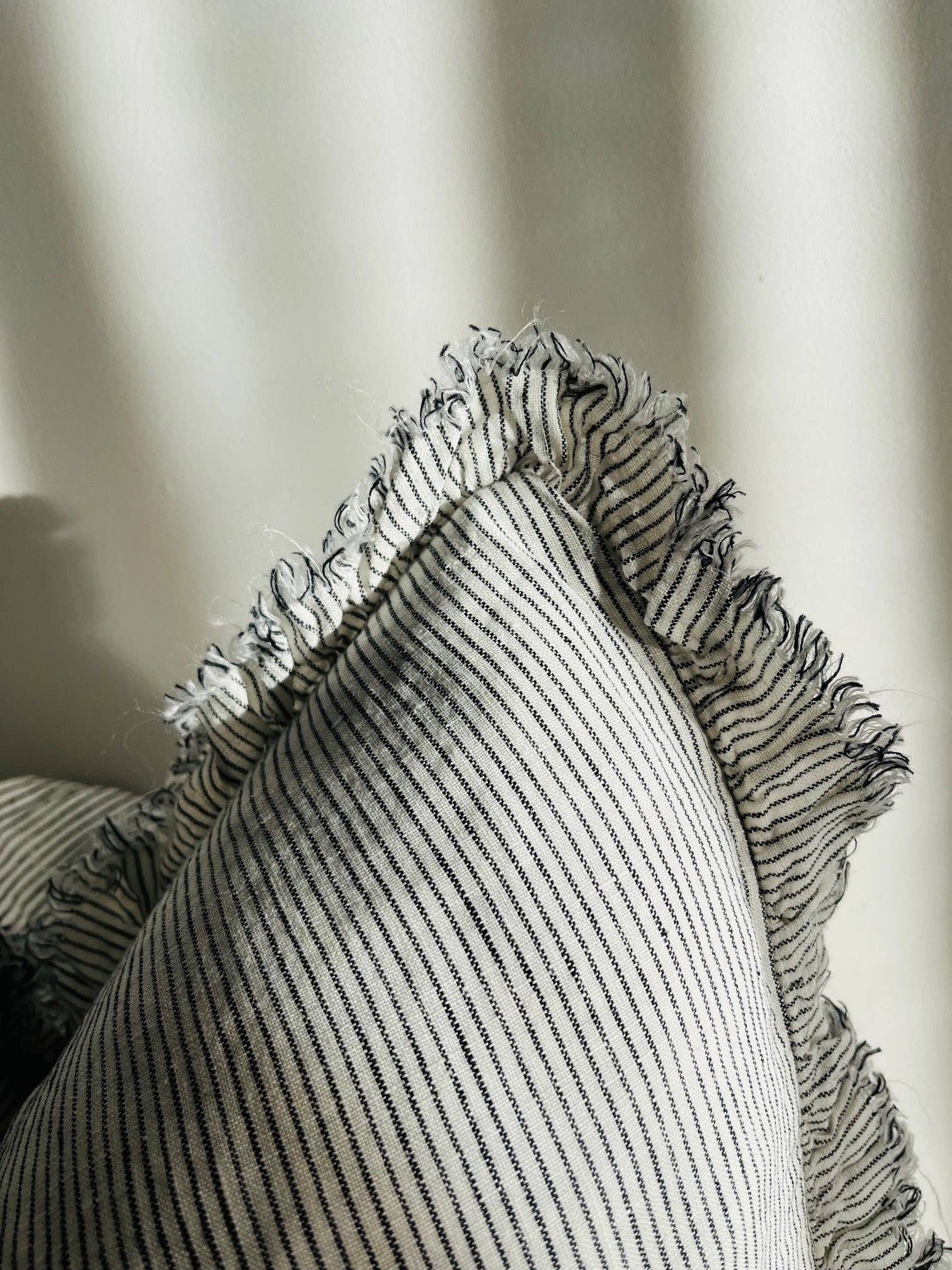 Mama and Tochter – Capa de almofada decorativa por atacado – Capa de Almofada com Folho de Linho Francês Puro com Borda Desfiada - Risca de Giz1