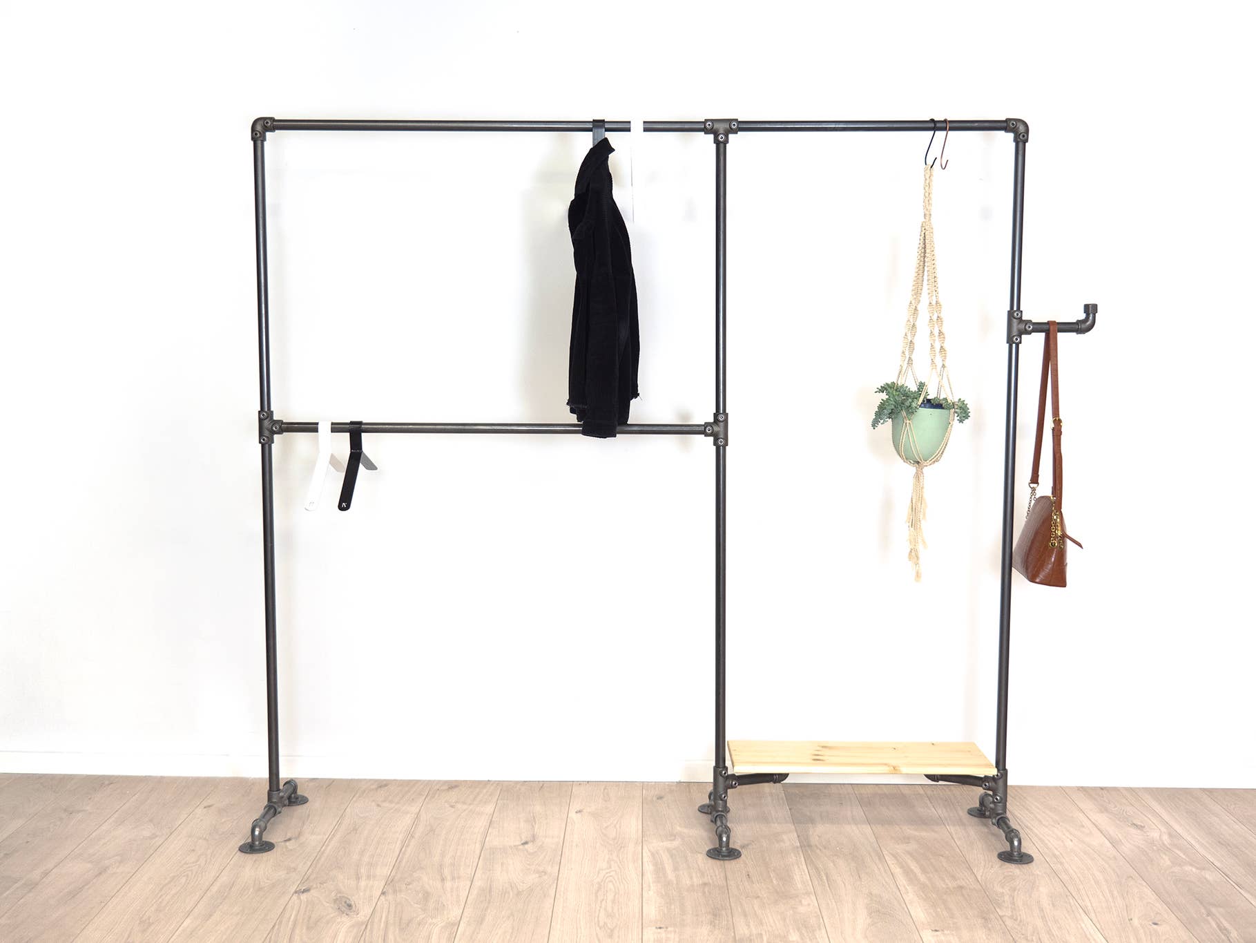 RIPATON - Wholesale Coat Rack - THE INGENIOUS
Clothing rack on round steel legs2